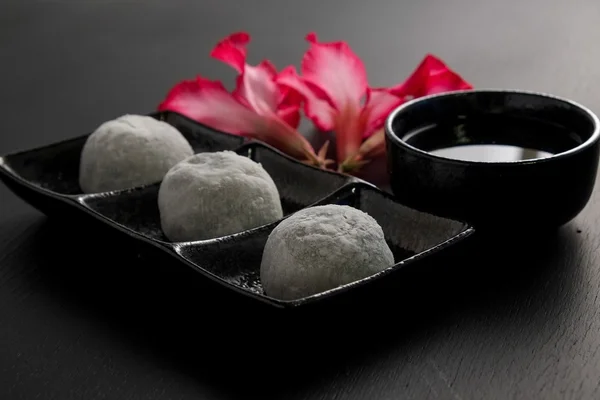 Daifuku japonské sladký černý sezam na černém pozadí dřevěná — Stock fotografie