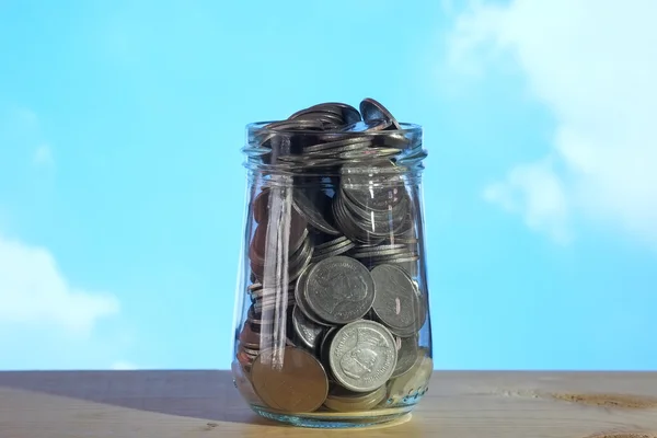 Tasarruf yatırım kavramı para cam için — Stok fotoğraf