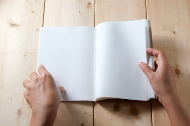 Ahşap masa kitap el ele tutuşur