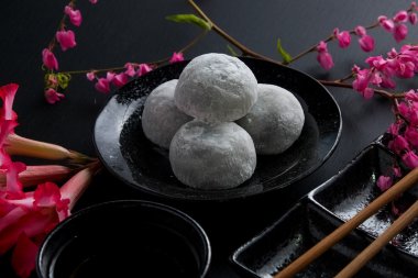 Siyah ahşap zemin üzerine Japon tatlı siyah susam daifuku