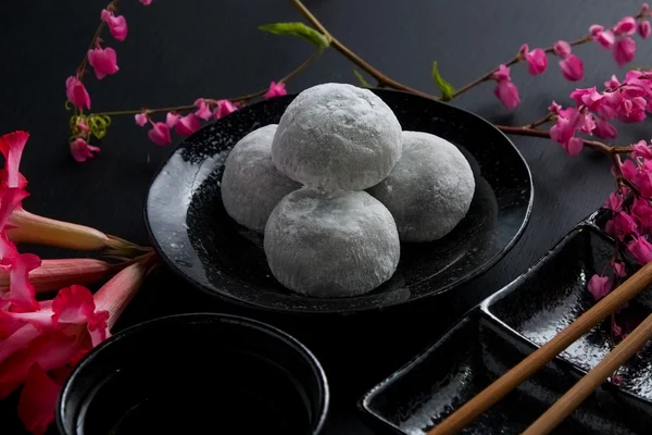 Japanischer süßer schwarzer Sesamdaifuku auf schwarzem Holzhintergrund — Stockfoto