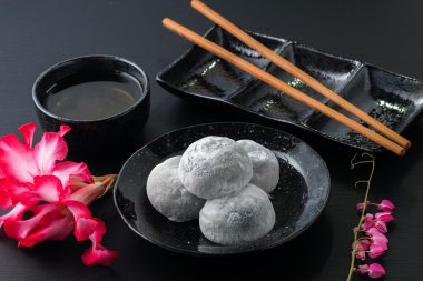 Siyah ahşap zemin üzerine Japon tatlı siyah susam daifuku