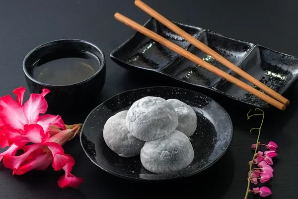 Ιαπωνικό γλυκό μαύρο σουσάμι daifuku σε μαύρο φόντο ξύλινη — Φωτογραφία Αρχείου