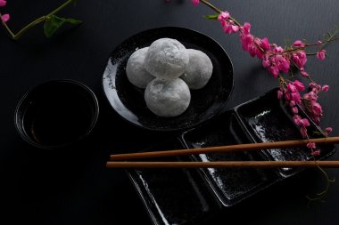 Siyah ahşap zemin üzerine Japon tatlı siyah susam daifuku