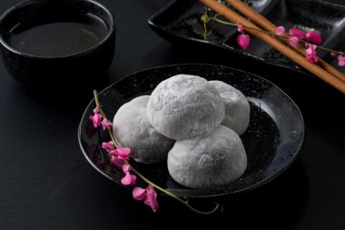 Siyah ahşap zemin üzerine Japon tatlı siyah susam daifuku
