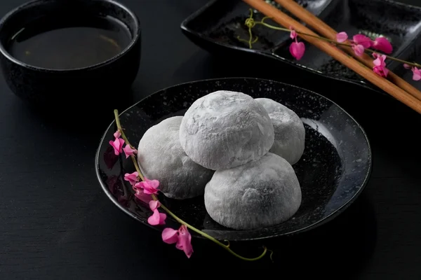 Daifuku japonské sladký černý sezam na černém pozadí dřevěná — Stock fotografie