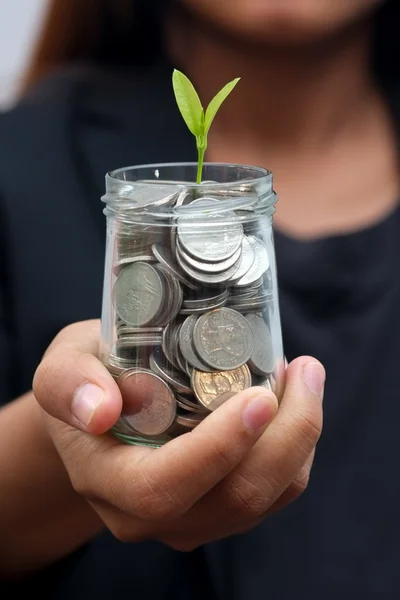 Risparmiare denaro per concetto di investimento Mani in possesso di denaro — Foto Stock