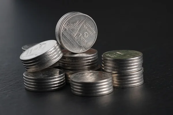 Finanzas de negocios. ahorrar dinero para las monedas concepto de inversión sobre fondo negro —  Fotos de Stock