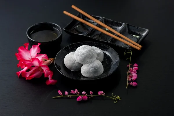 Japanischer süßer schwarzer Sesamdaifuku auf schwarzem Holzhintergrund — Stockfoto