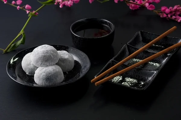 Japonés dulce negro sésamo daifuku sobre fondo de madera negro — Foto de Stock