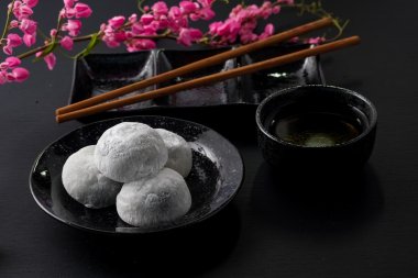 Siyah ahşap zemin üzerine Japon tatlı siyah susam daifuku