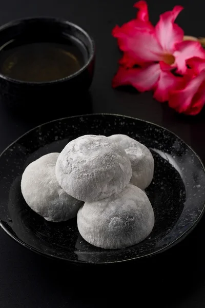 Japansk söt svart sesam daifuku på svart trä bakgrund — Stockfoto