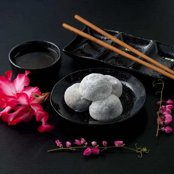 Ιαπωνικό γλυκό μαύρο σουσάμι daifuku σε μαύρο φόντο ξύλινη — Φωτογραφία Αρχείου