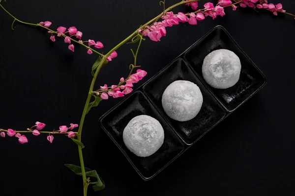 Daifuku japonské sladký černý sezam na černém pozadí dřevěná — Stock fotografie