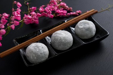 Siyah ahşap zemin üzerine Japon tatlı siyah susam daifuku