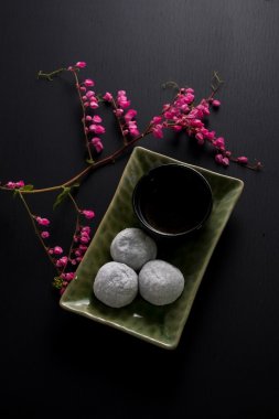 Siyah ahşap zemin üzerine Japon tatlı siyah susam daifuku