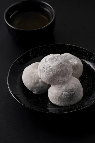 Japonés dulce negro sésamo daifuku sobre fondo de madera negro — Foto de Stock