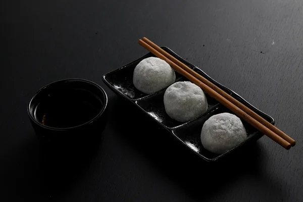 Siyah ahşap zemin üzerine Japon tatlı siyah susam daifuku — Stok fotoğraf