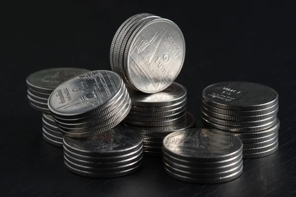 Finance des entreprises. économiser de l'argent pour les pièces de concept d'investissement sur fond noir — Photo