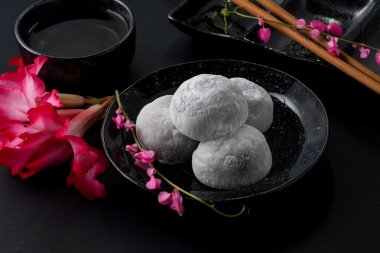 Siyah ahşap zemin üzerine Japon tatlı siyah susam daifuku