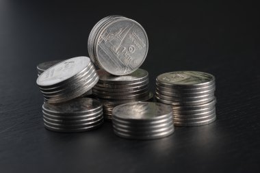 işletme finansı. tasarruf yatırım kavramı paralar için siyah arka plan üzerine