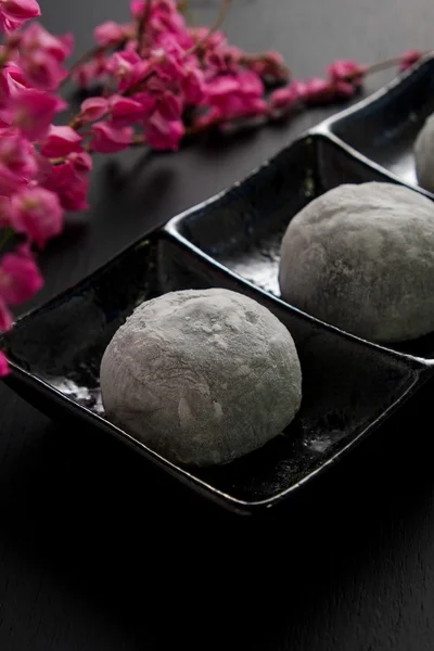 Daifuku japonské sladký černý sezam na černém pozadí dřevěná — Stock fotografie