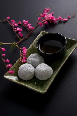 Siyah ahşap zemin üzerine Japon tatlı siyah susam daifuku