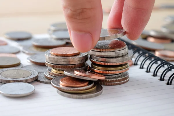 Finanza aziendale. risparmiare denaro per il concetto di investimento monete baht — Foto Stock