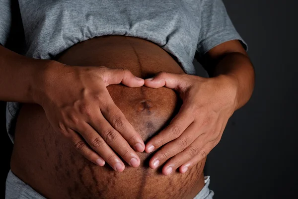 Barriga de uma mulher grávida — Fotografia de Stock