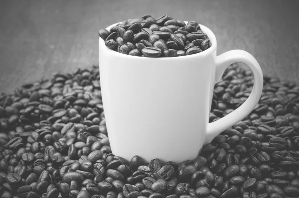 Кофе-бобы с эффектом фильтра blabk и белый стиль — стоковое фото