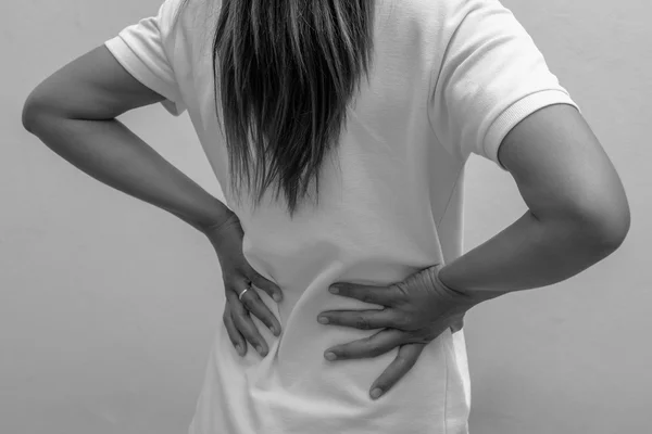 Blabk e mulher branca que sofre de dor nas costas — Fotografia de Stock