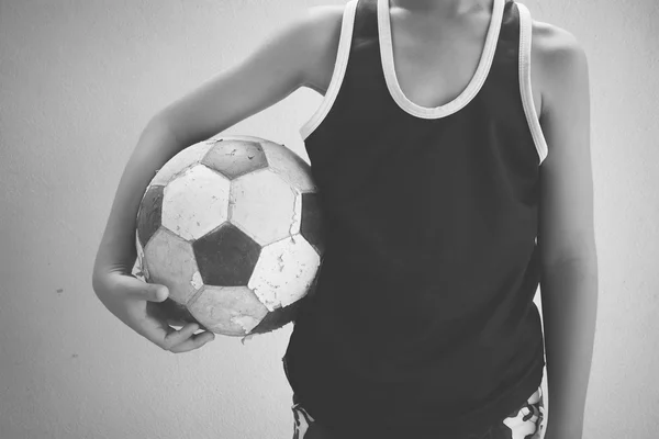 Kinderen houden de oude voetbal met filter effect blabk en wit stijl — Stockfoto