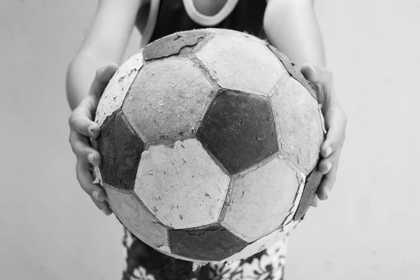 Kinder halten den alten Fußball mit Filtereffekt blabk und weiß — Stockfoto