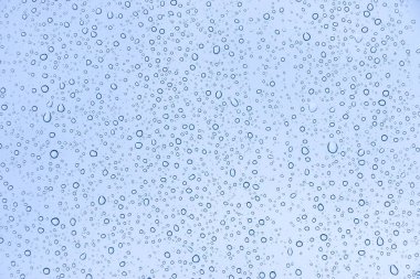 Pencere cam dokusu üzerine yağmur damlaları