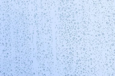 Pencere cam dokusu üzerine yağmur damlaları