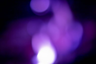 Mavi donanma arka planında, Bokeh 'te gümüş yılbaşı deseni soyut ışık parıldayan yıldızlar parıldıyor. simli klasik ışık arkaplanı