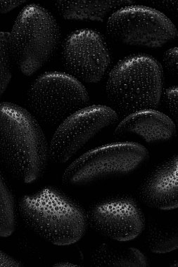 Kara Taşlar. Kaya arka planı ve su damlası.