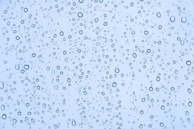 Pencere cam dokusu üzerine yağmur damlaları