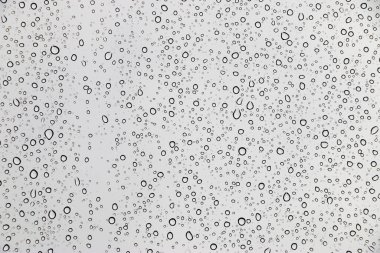 Pencere cam dokusu üzerine yağmur damlaları