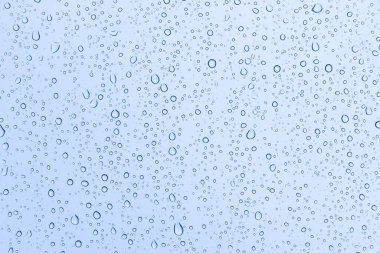 Pencere cam dokusu üzerine yağmur damlaları