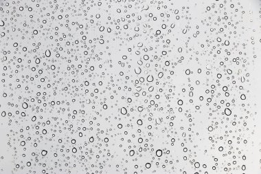 Pencere cam dokusu üzerine yağmur damlaları