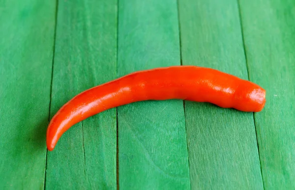Czerwony gorący papryki chili na zielony drewniane stare retro styl vintage — Zdjęcie stockowe