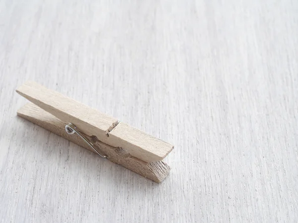 Panno di legno Pegs su sfondo di legno — Foto Stock