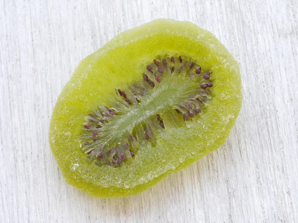 Kiwi kandované ovoce na dřevěný stůl — Stock fotografie