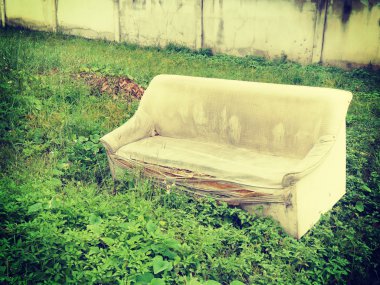 Retro filtre efekti ile eski kırık kanepe