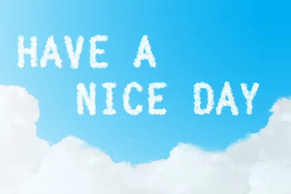 Имейте хорошее дневное сообщение, созданное из облаков на синем небе — стоковое фото