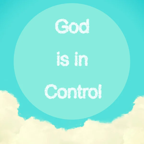Послание "Бог в управлении", созданное из облаков на голубом небе с эффектом светофильтра — стоковое фото