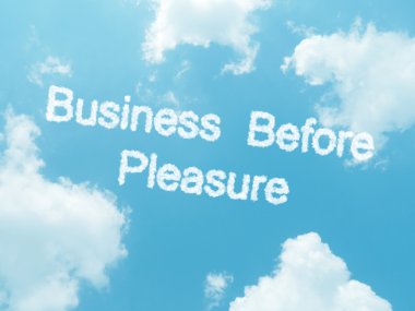 mavi gökyüzü arkaplanında dizayn edilmiş bulut kelimeleri