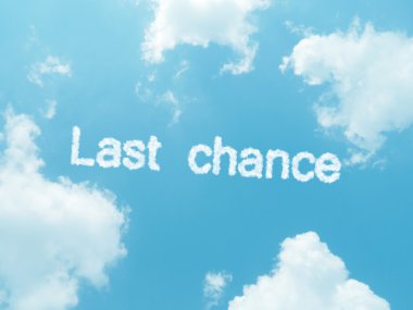 mavi gökyüzü arkaplanında dizayn edilmiş bulut kelimeleri