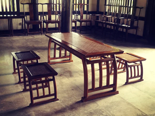 古いテーブルとレトロなフィルター効果と部屋の椅子 — ストック写真